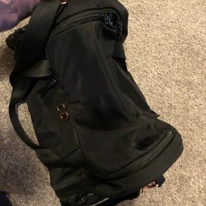 Black Medium sized gym bag with rose gold accents